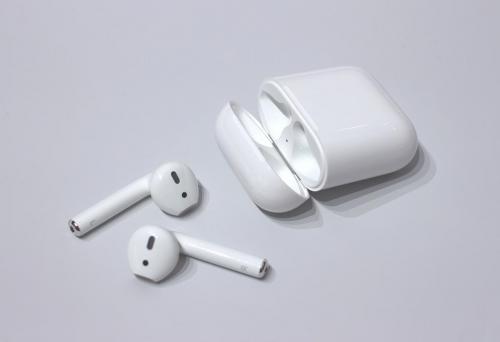 1920px-AirPods.jpg