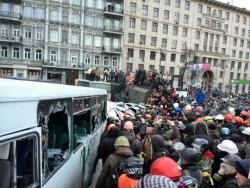 Мітингарі штурмують кордон охорони до урядового кварталу. Міліція відстрілюється