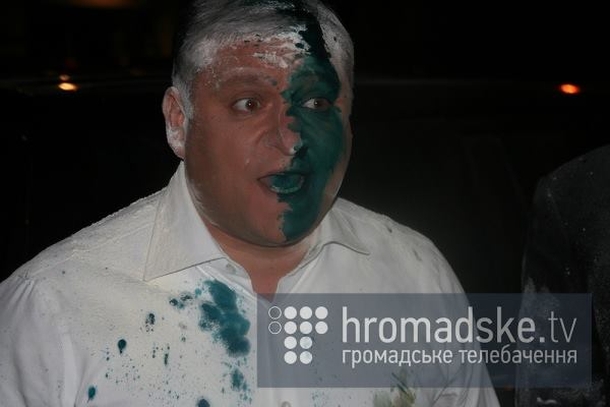 Кандидата в президенты Михаила Добкина Украины облили зеленкой и обсыпали мукой
