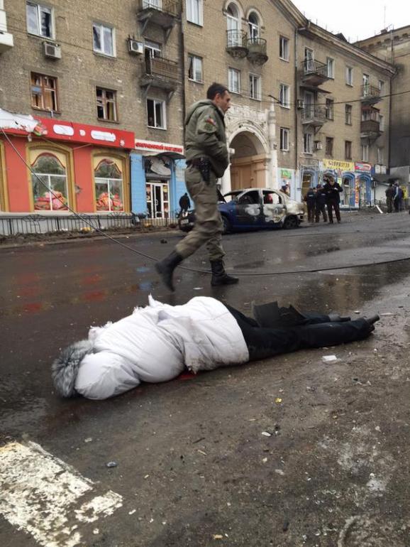 В Донецке снаряд попал в остановку: есть жертвы, российские СМИ сообщают о 13 погибших