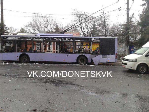 В Донецке снаряд попал в остановку: есть жертвы, российские СМИ сообщают о 13 погибших