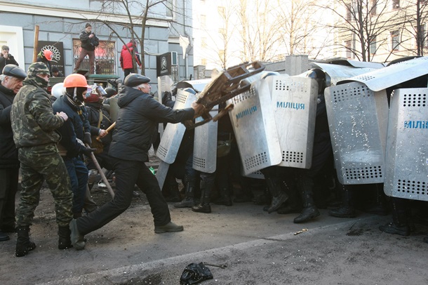 Первые столкновения и поджог грузовиков на Шелковичной