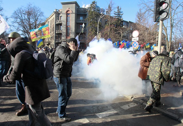 В ход пошли палки, камни и коктейли Молотова В ход пошли палки, камни и коктейли Молотова