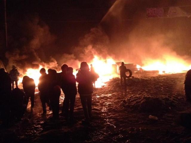 На Майдане остались ночевать около 100 тысяч активистов: стрельба, взрывы, новые баррикады и катапульта-2