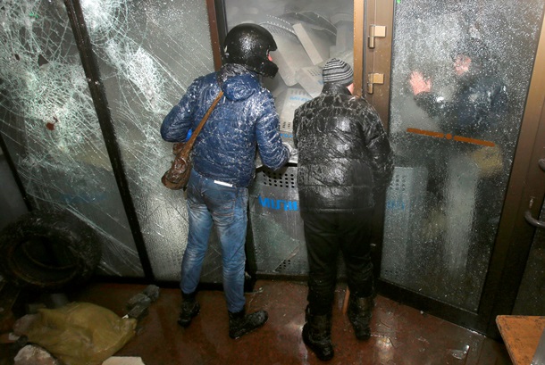 Протестующие берут штурмом Украинский дом