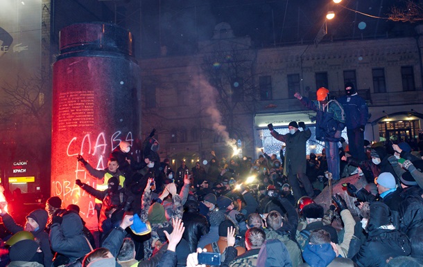 Как сносили памятник Ленину в Киеве