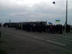 Активисты Полтавщины поймали на дороге три автобуса вооруженных палками титушек из Донецка