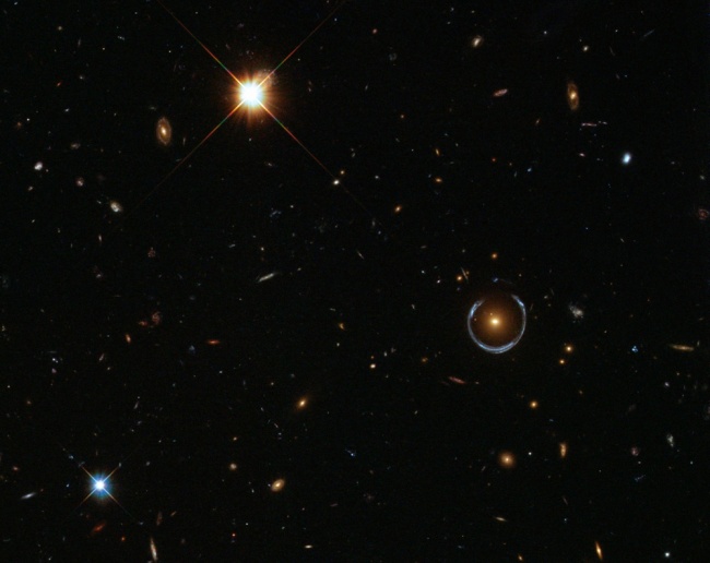 Мираж от гравитационной линзы - 25-летие телескопа Хаббл: лучшие фото космоса