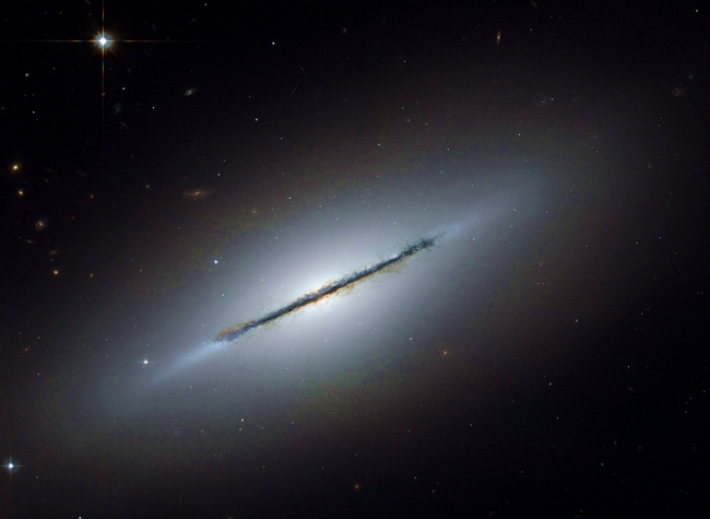 Галактика Веретено (NGC 5866) - 25-летие телескопа Хаббл: лучшие фото космоса