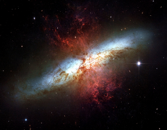 Галактика Сигара (NGC 3034) с мощным звездообразованием - 25-летие телескопа Хаббл: лучшие фото космоса