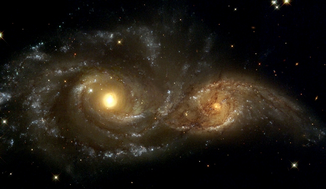 NGC 2207 — пара взаимодействующих галактик в созвездии Большой Пёс - 25-летие телескопа Хаббл: лучшие фото космоса