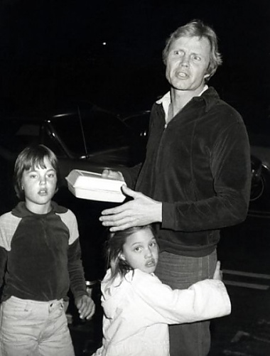 Анджелина Джоли с отцом Джоном Войтом и братом Джеймсом