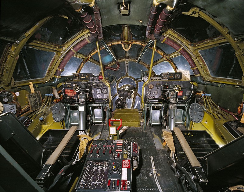Enola Gay (Boeing B-29 самолет-бомбардировщик, который сбросил первую атомную бомбу на Хиросиму) - Фото из кабин разной техники