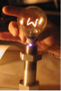 Свечение лампы накаливания 220В, 25Вт в руке.