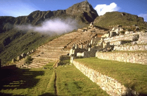 Фотография древних террас в Перу.