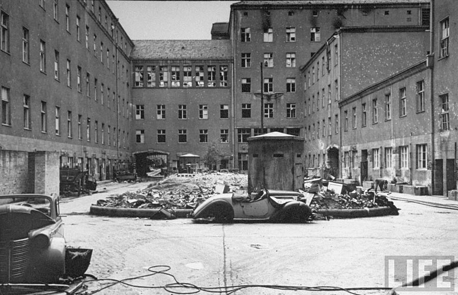Берлин в руинах. Рейхстаг в надписях