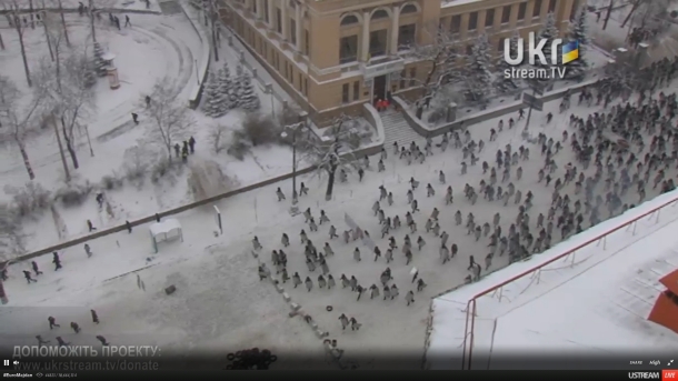 На улице Грушевского продолжается противостояние между активистами и милицией