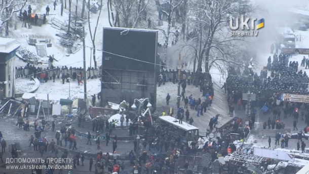 На улице Грушевского продолжается противостояние между активистами и милицией На улице Грушевского продолжается противостояние между активистами и милицией