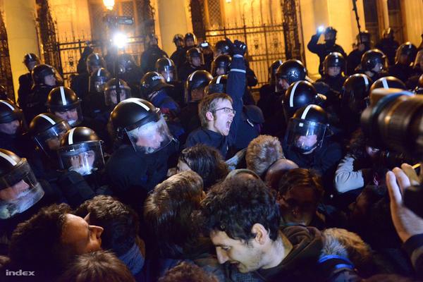 День народного гнева: В центре Будапешта более 10 тысяч людей протестовали против коррупции власти. ФОТОрепортаж+ВИДЕО