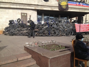 Донецкие сепаратисты имитируют Майдан: шины, булыжники, бутерброды.