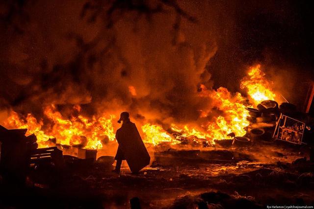 На Майдане остались ночевать около 100 тысяч активистов: стрельба, взрывы, новые баррикады и катапульта-2