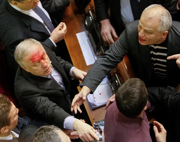 Бывшему шефу безопасности Ахметова разбили лоб в зале Рады Бывшему шефу безопасности Ахметова разбили лоб в зале Рады