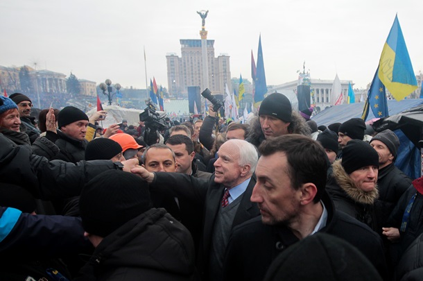 На Майдан посмотреть и себя показать. Фотоподборка западных политиков на митингах в Киеве