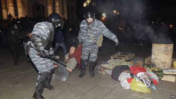 Разгон Беркутом Евромайдана