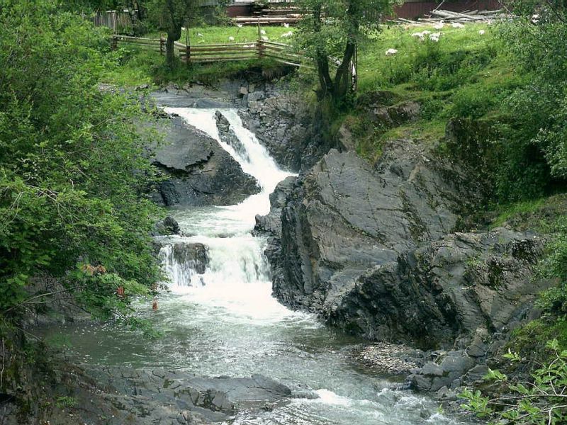 Каскадный водопад Сучавский Гук, Шепот - ТОП водопадов Украины